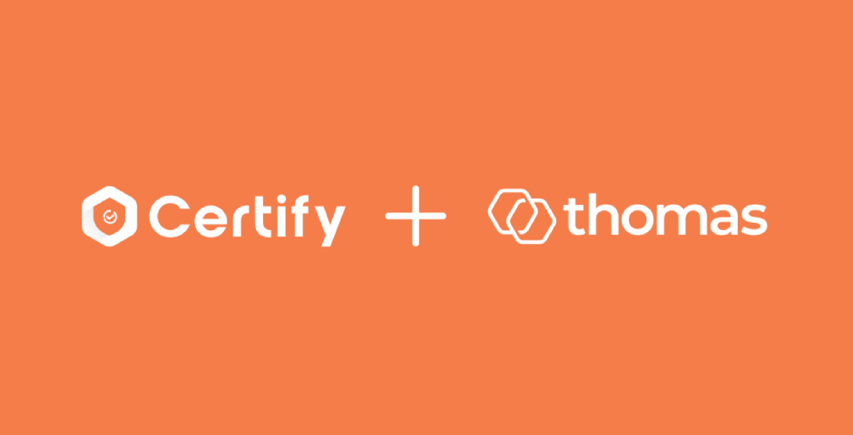 Logos da Certify e da Thomas International sobre um fundo laranja